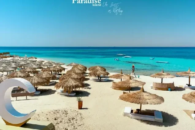 Happy couple enjoying the sun on Paradise Island Hurghada trip.