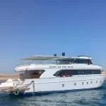 Manolo Tours professional boat for Paradise Island excursion.