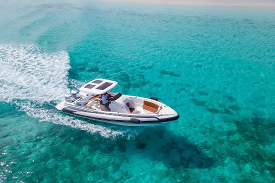 Luxury private speedboat tour Hurghada skipping the crowds at the coral reefs.