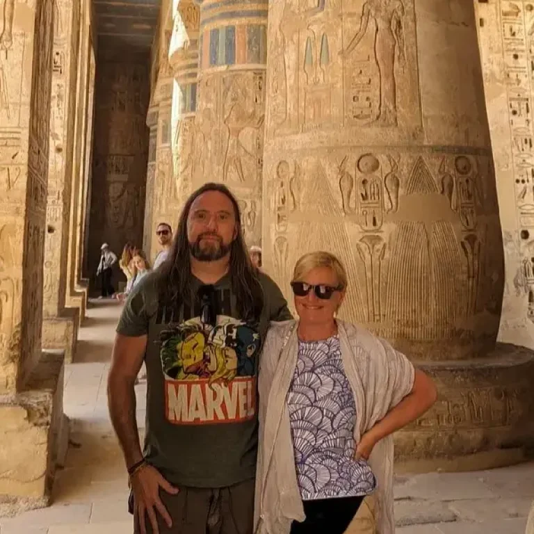 Private Luxor tour from Marsa Alam - Couple enjoying Temple of Hatshepsut with thumbs up
